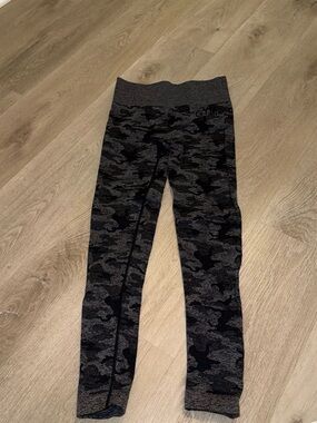 Gymshark Size (Small) Black & Gray Camo Seamless Leggings